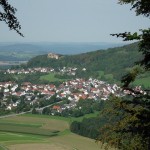 Blick vom Stuifen auf die Ruine Hohenrechberg